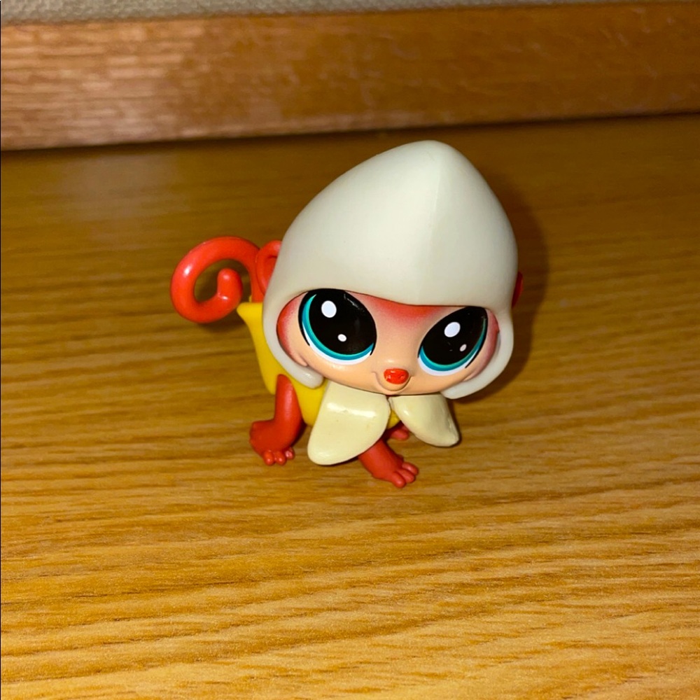 littlest pet shop # 3-112 series 3 hungry pets monkey with banana hat